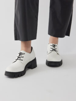 נעלי אוקספורד נוחות בצבע לבן עם סוליית טרקטור