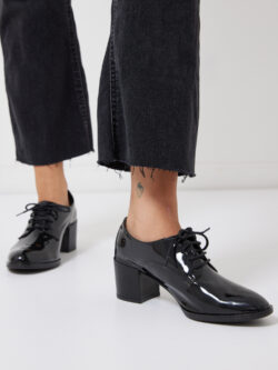 נעלי אוקספורד לנשים שחורות עם שרוכים