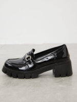 נעלי מוקסין עם סוליית טרקטור בצבע שחור לק
