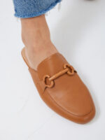 נעל מיולס בצבע קאמל