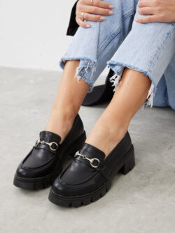 נעלי מוקסין לנשים בצבע שחור עם אבזם